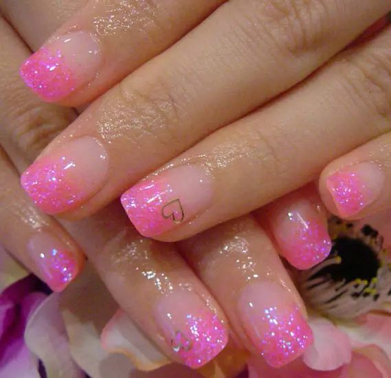 Pink Manicure nga adunay mga sparkles (49 Mga Litrato): Disenyo sa Tawo nga adunay Sight White ug Pink Varnish 24388_17