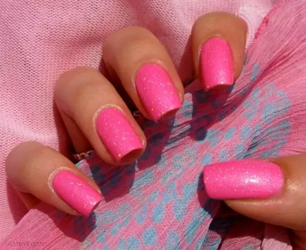 Pink Manicure nga adunay mga sparkles (49 Mga Litrato): Disenyo sa Tawo nga adunay Sight White ug Pink Varnish 24388_27