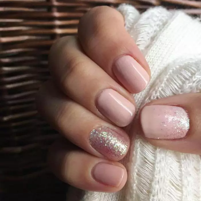 Pink Manicure nga adunay mga sparkles (49 Mga Litrato): Disenyo sa Tawo nga adunay Sight White ug Pink Varnish 24388_28