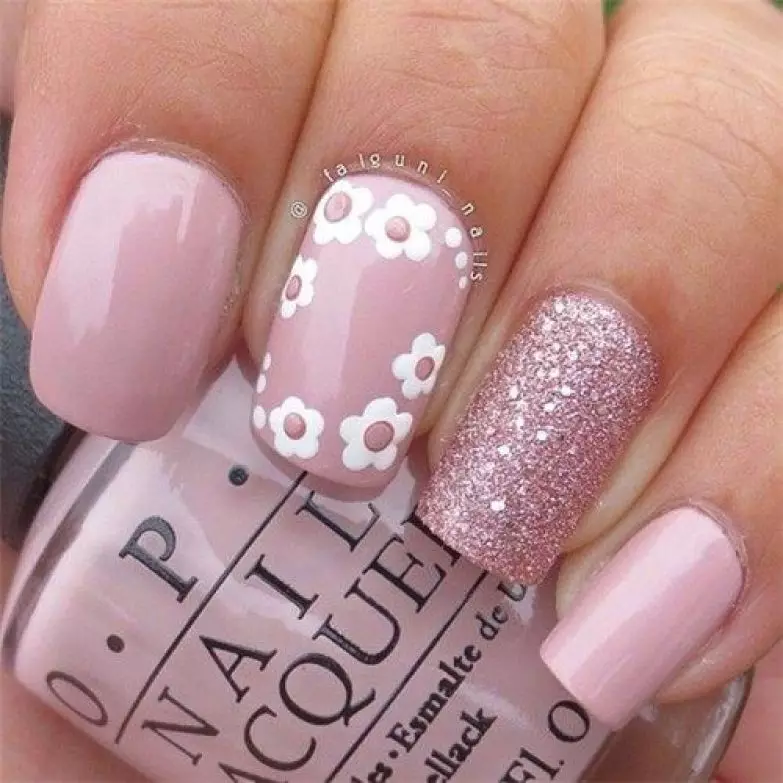 Pink Manicure nga adunay mga sparkles (49 Mga Litrato): Disenyo sa Tawo nga adunay Sight White ug Pink Varnish 24388_34