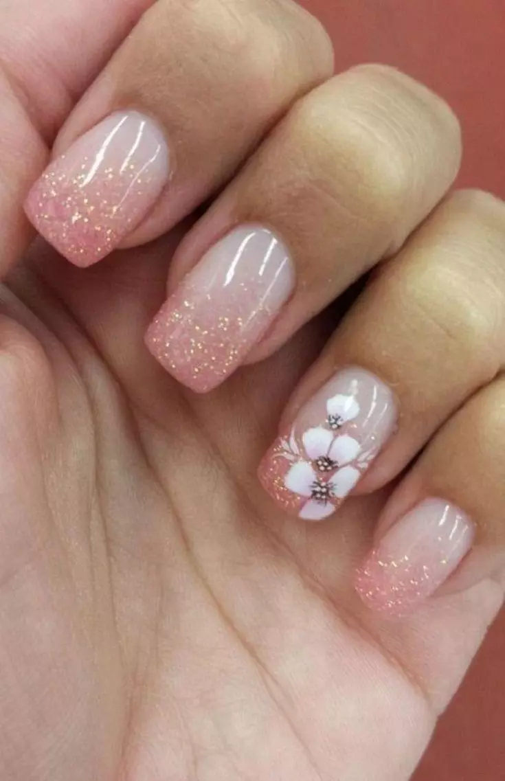 Pink Manicure nga adunay mga sparkles (49 Mga Litrato): Disenyo sa Tawo nga adunay Sight White ug Pink Varnish 24388_37