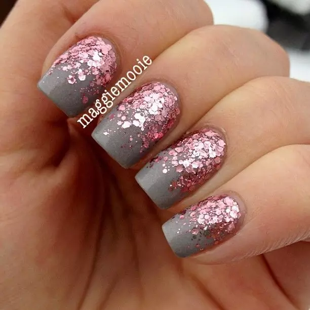 Pink Manicure nga adunay mga sparkles (49 Mga Litrato): Disenyo sa Tawo nga adunay Sight White ug Pink Varnish 24388_42