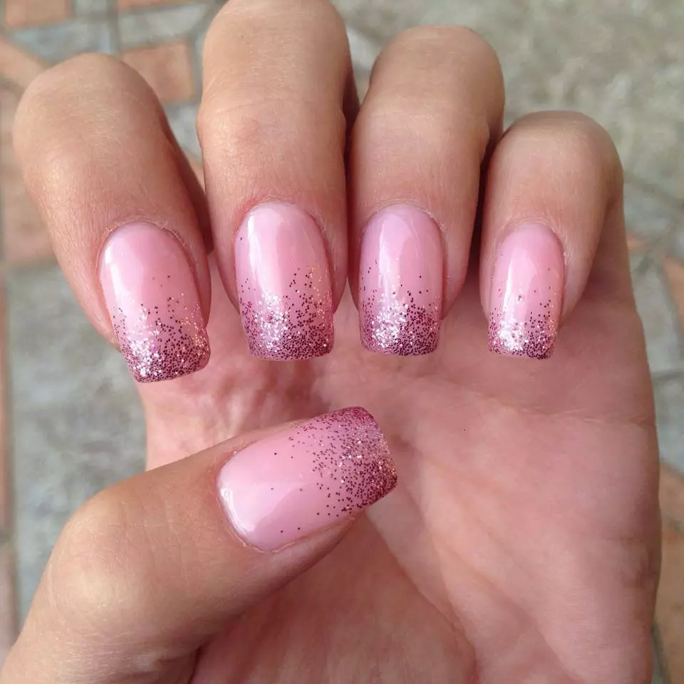 Pink Manicure nga adunay mga sparkles (49 Mga Litrato): Disenyo sa Tawo nga adunay Sight White ug Pink Varnish 24388_8