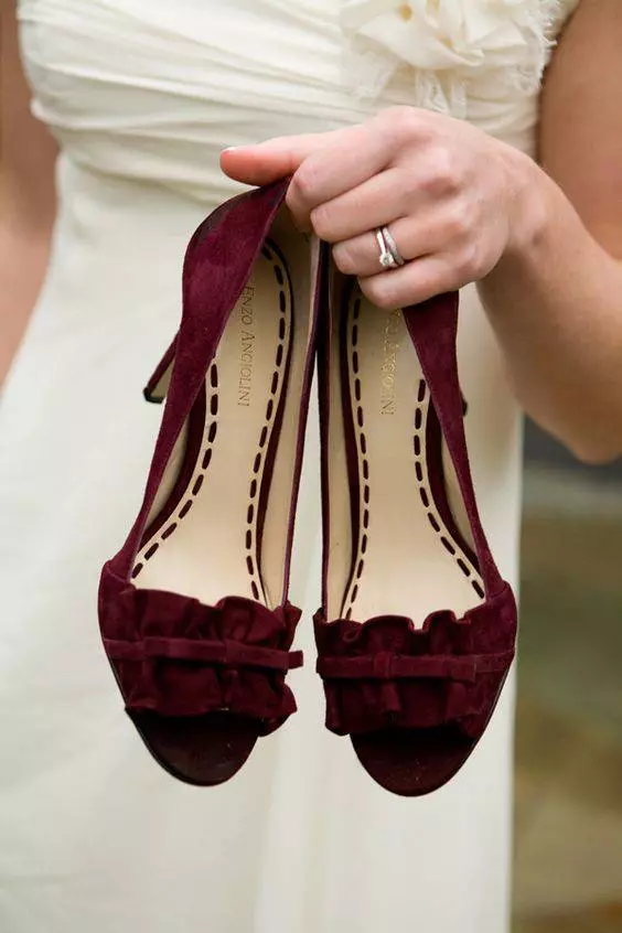 मार्सला रंग के जूते (33 तस्वीरें): फैशन मॉडल पहनने के लिए क्या 2438_5