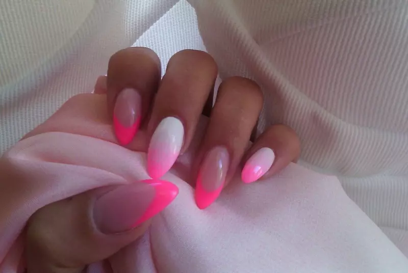 Pink franch om neglene (55 billeder): Ideerne om en fransk manicure til korte negle, vælg pink lak til bunden 24391_14