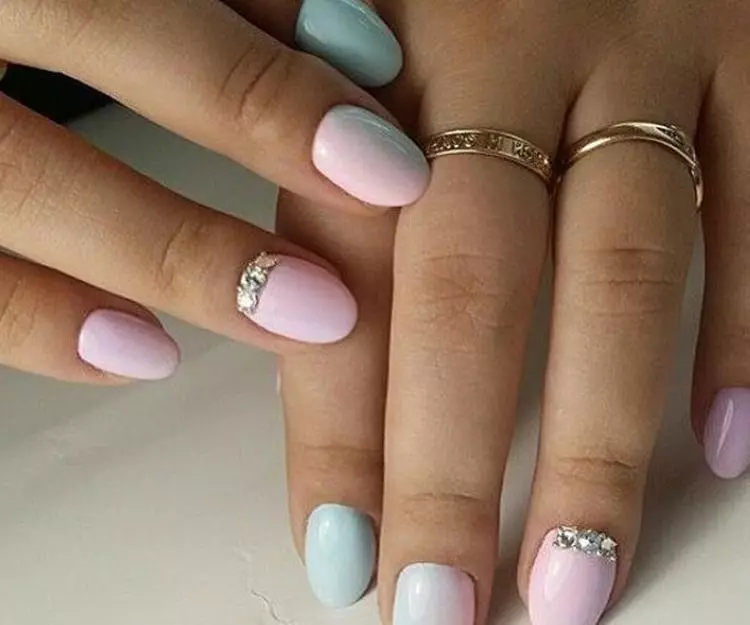 Manicura en color rosa y azul (65 fotos): diseño de uñas con gradiente en colores rosa-azul 24395_11