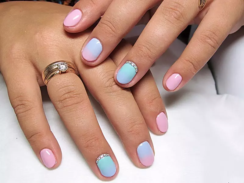 Маникир во розова и сина боја (65 фотографии): дизајн на нокти со градиент во розова-сини бои 24395_15