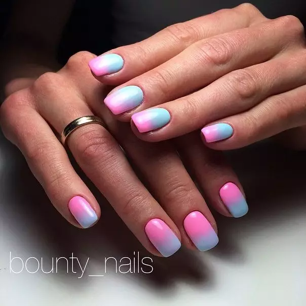 Манікюр в рожевому і блакитному кольорі (65 фото): дизайн нігтів з градієнтом в рожево-блакитних тонах 24395_30