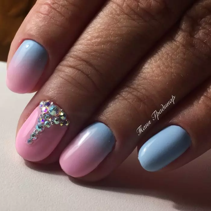 Manicura en color rosa i blau (65 fotos): disseny d'ungles amb degradat en colors blaus de color rosa 24395_32
