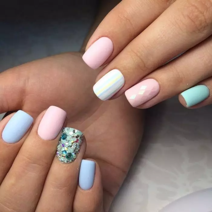 Manicura en color rosa y azul (65 fotos): diseño de uñas con gradiente en colores rosa-azul 24395_9