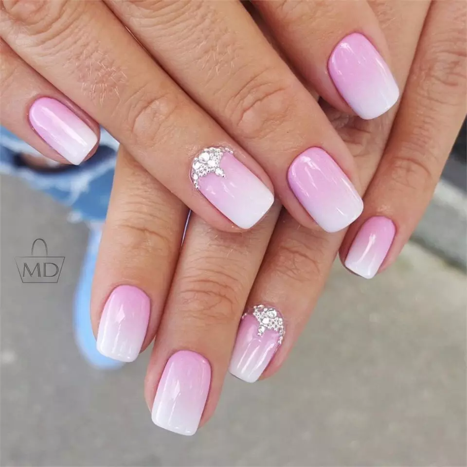 Różowy manicure z gradientem (38 zdjęć): Przykłady projektowania paznokci z Ombre 24396_18