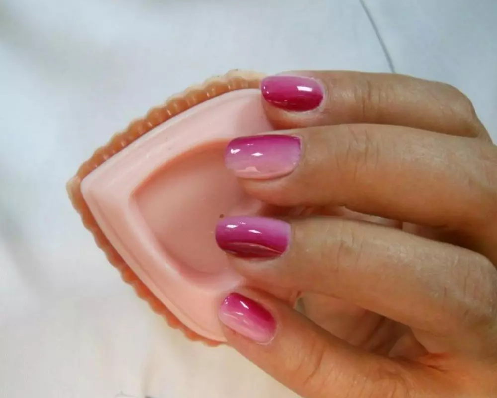 Рожевий манікюр з градієнтом (38 фото): приклади дизайну нігтів з омбре 24396_6