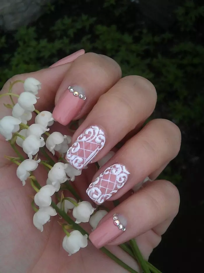 Pálido manicura rosada (62 fotos): diseño de uñas con barniz rosa claro y varillas 24398_11