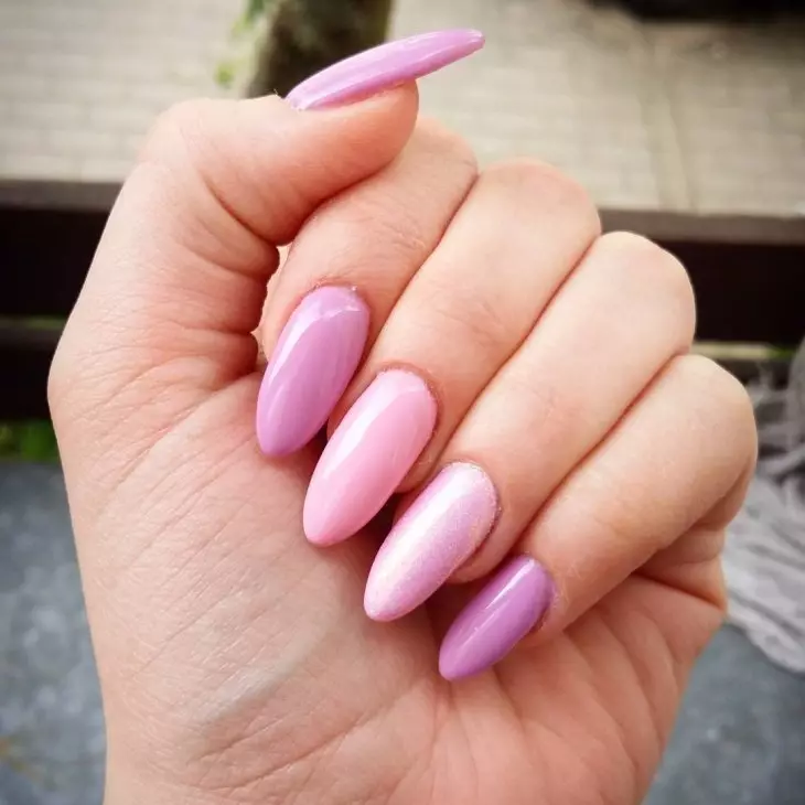 Pálido manicura rosada (62 fotos): diseño de uñas con barniz rosa claro y varillas 24398_15