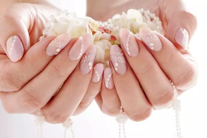 Блідо-рожевий манікюр (62 фото): дизайн нігтів за допомогою лаку світло-рожевого кольору і стразів 24398_2