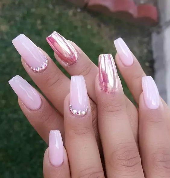 Manicure rosa pallido (62 foto): Design per unghie con vernice leggera rosa e aste 24398_20