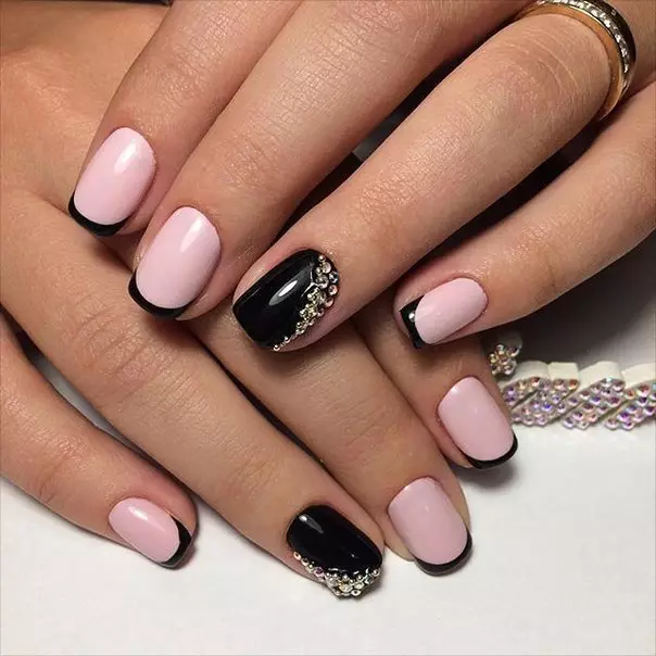 Manicure rosa pallido (62 foto): Design per unghie con vernice leggera rosa e aste 24398_21
