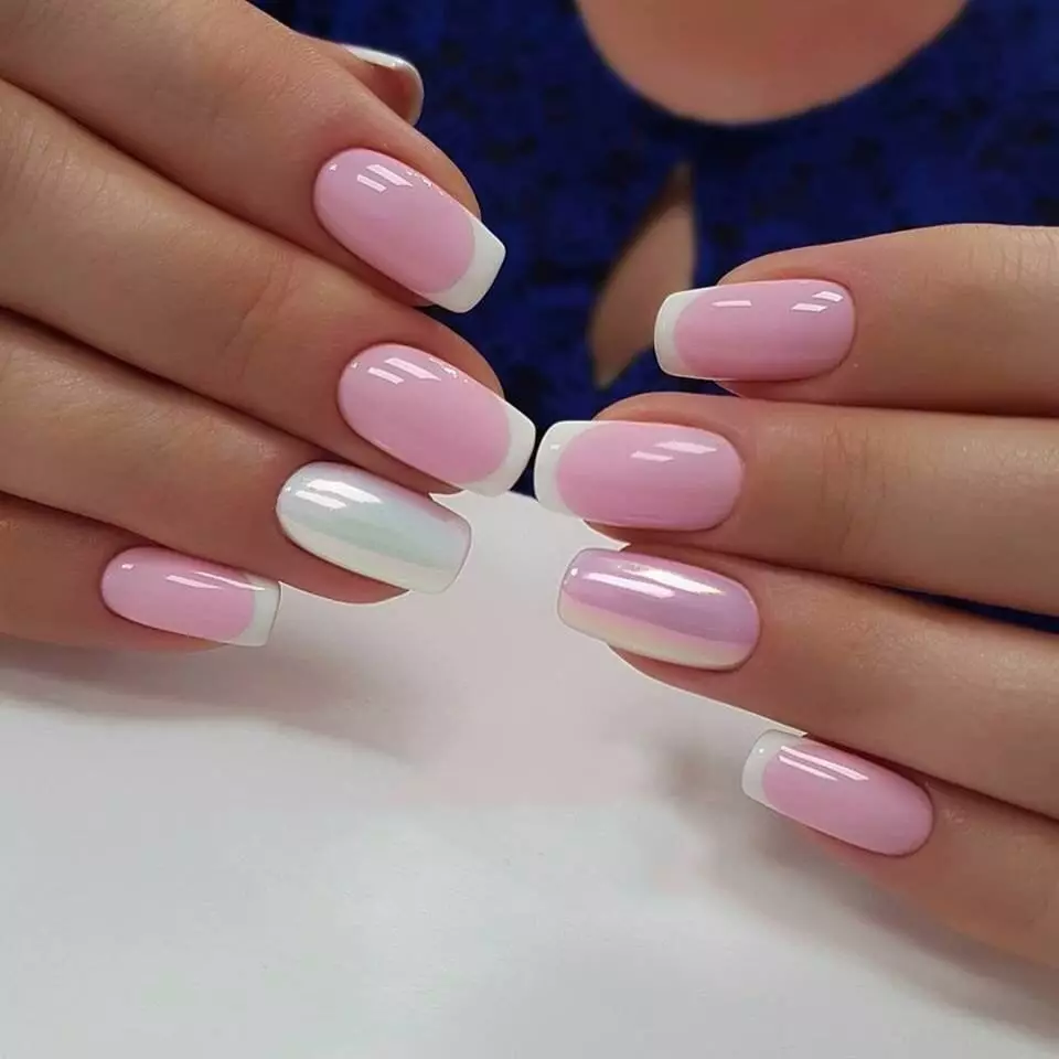 Блідо-рожевий манікюр (62 фото): дизайн нігтів за допомогою лаку світло-рожевого кольору і стразів 24398_23