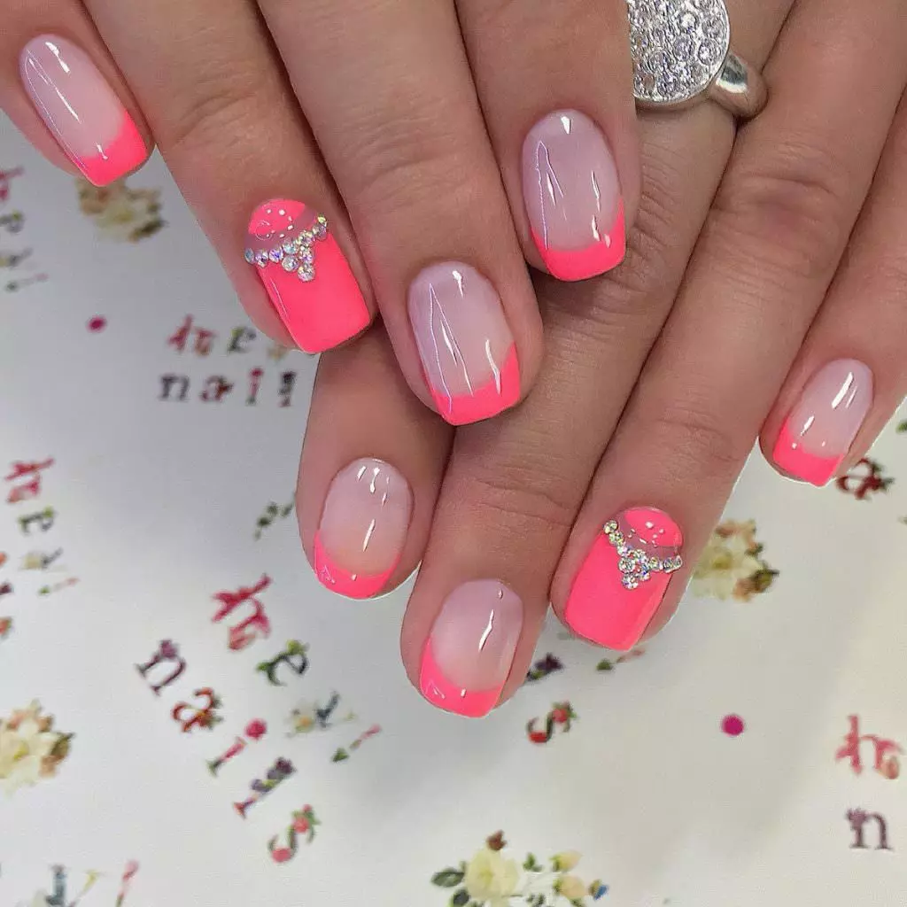 Manicure rosa pallido (62 foto): Design per unghie con vernice leggera rosa e aste 24398_24