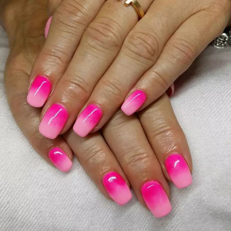 Pale Pink Manicure (62 foto): Desain kuku dengan warna merah muda pernis dan batang 24398_33