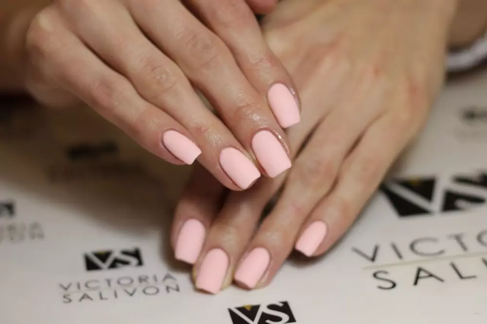 Pálido manicura rosada (62 fotos): diseño de uñas con barniz rosa claro y varillas 24398_36