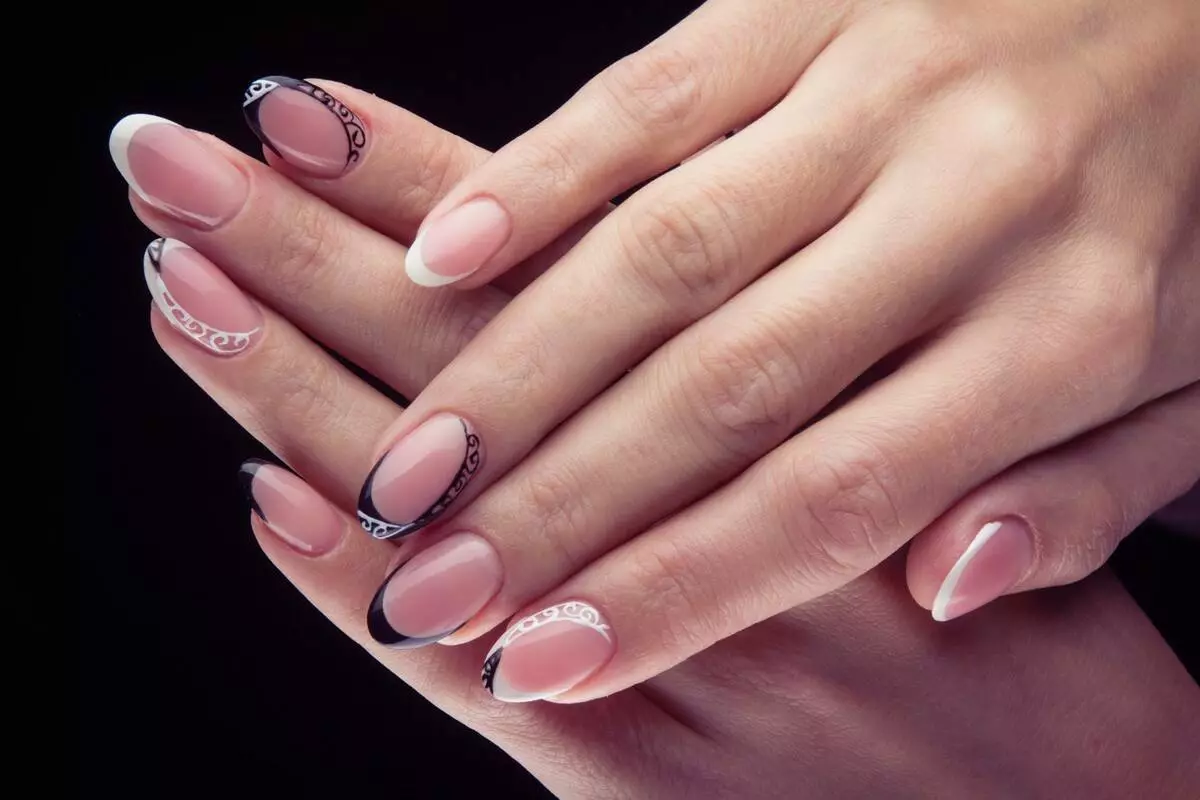 Manicure rosa pallido (62 foto): Design per unghie con vernice leggera rosa e aste 24398_38