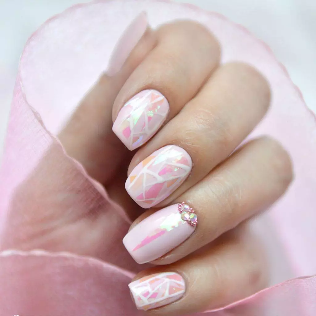 Šviesiai rožinė manikiūras (62 nuotraukos): nagų dizainas su laku šviesiai rausvomis ir strypais 24398_50