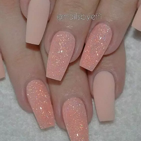 Manicure rosa pallido (62 foto): Design per unghie con vernice leggera rosa e aste 24398_55