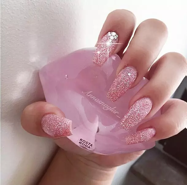 Manicure rosa pallido (62 foto): Design per unghie con vernice leggera rosa e aste 24398_58