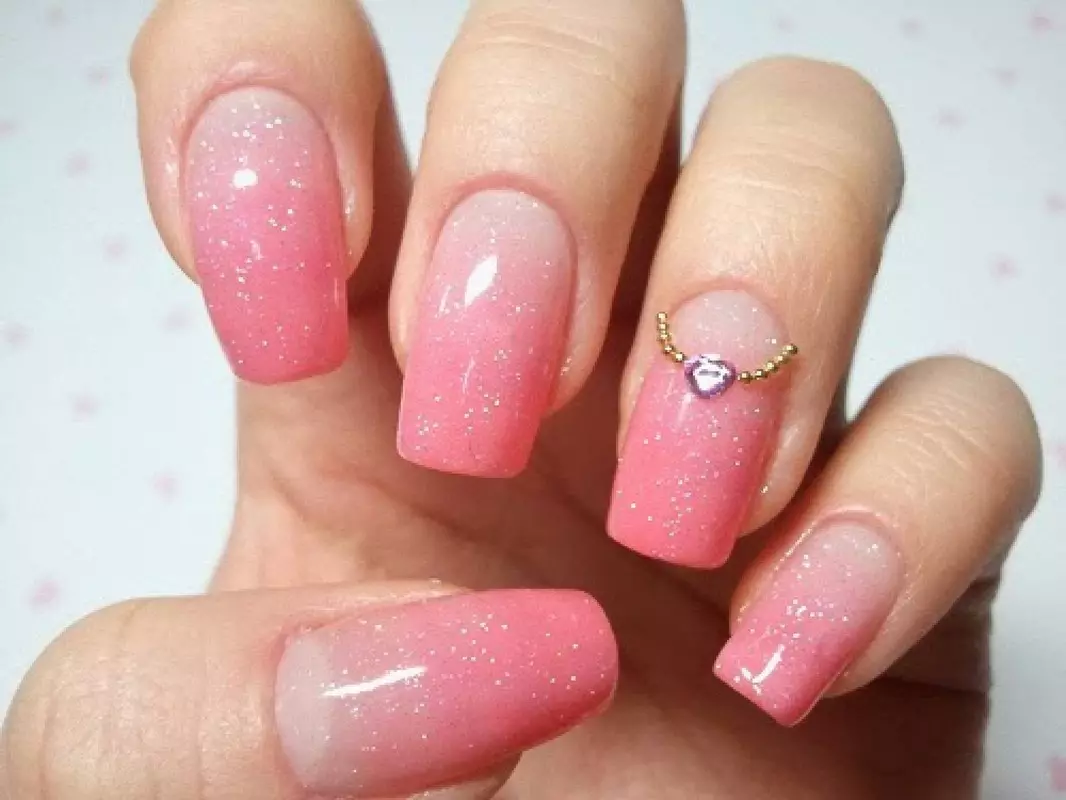 Блідо-рожевий манікюр (62 фото): дизайн нігтів за допомогою лаку світло-рожевого кольору і стразів 24398_6