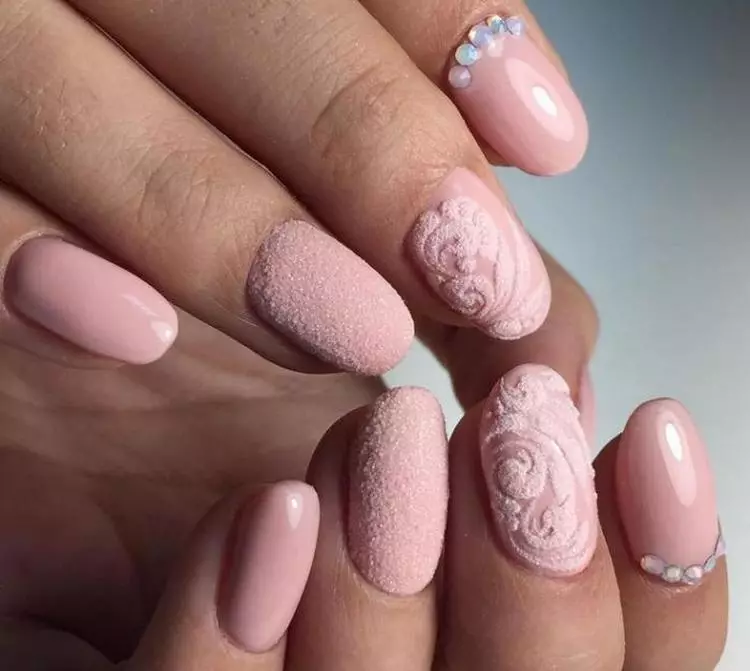Pálido manicura rosada (62 fotos): diseño de uñas con barniz rosa claro y varillas 24398_62