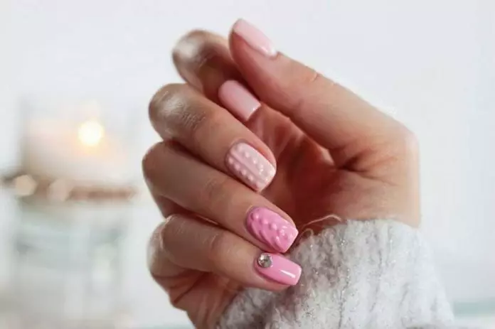 Блідо-рожевий манікюр (62 фото): дизайн нігтів за допомогою лаку світло-рожевого кольору і стразів 24398_7
