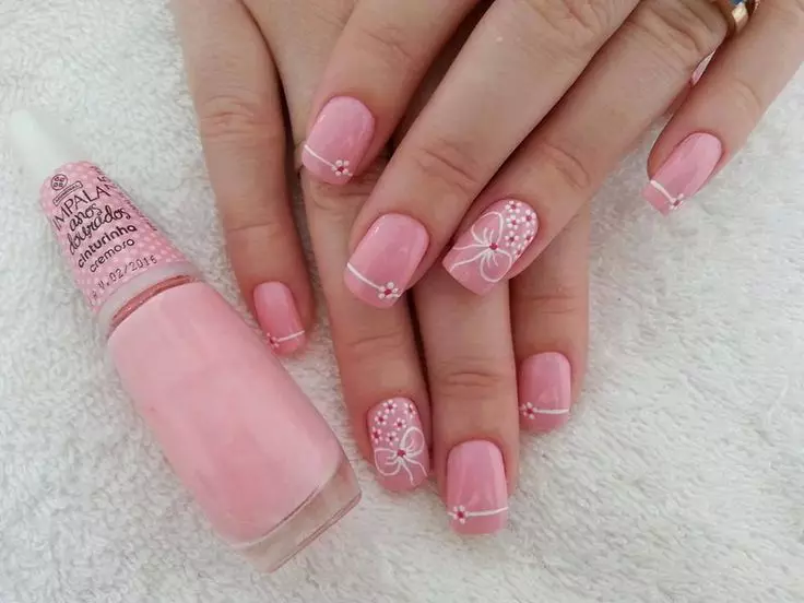 Блідо-рожевий манікюр (62 фото): дизайн нігтів за допомогою лаку світло-рожевого кольору і стразів 24398_8