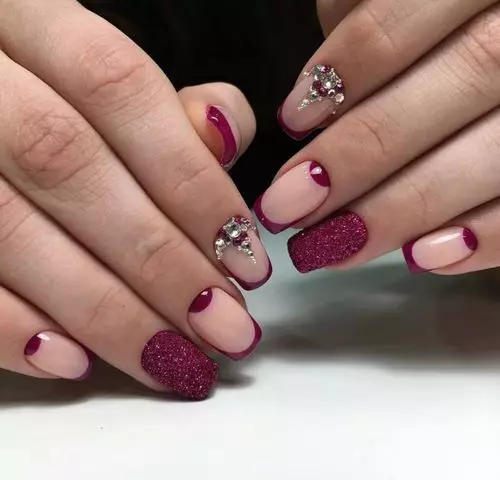 Franch vermelho em unhas (57 fotos): design de manicure francesa com verniz preto e strass para unhas afiadas e quadradas 24405_12