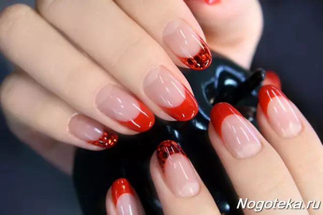 Franch vermelho em unhas (57 fotos): design de manicure francesa com verniz preto e strass para unhas afiadas e quadradas 24405_13