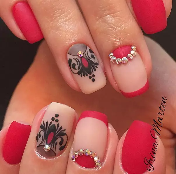 Röd franch på naglar (57 bilder): Design av fransk manikyr med svarta lack och rhinestones för skarpa och fyrkantiga naglar 24405_18