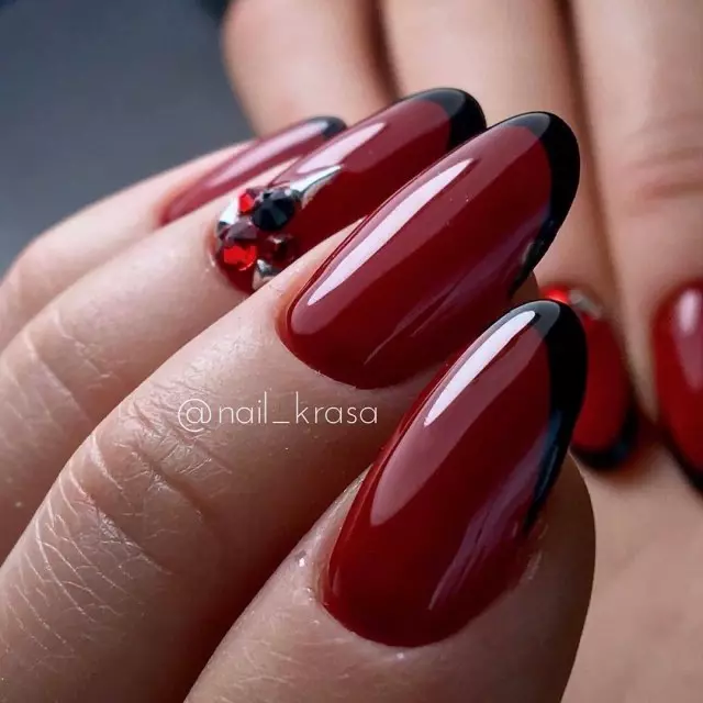 Röd franch på naglar (57 bilder): Design av fransk manikyr med svarta lack och rhinestones för skarpa och fyrkantiga naglar 24405_19