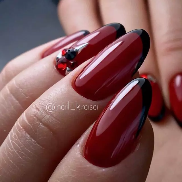 Franch rouge sur les ongles (57 photos): Conception de la manucure française avec vernis noir et strass pour clous tranchants et carrés 24405_19