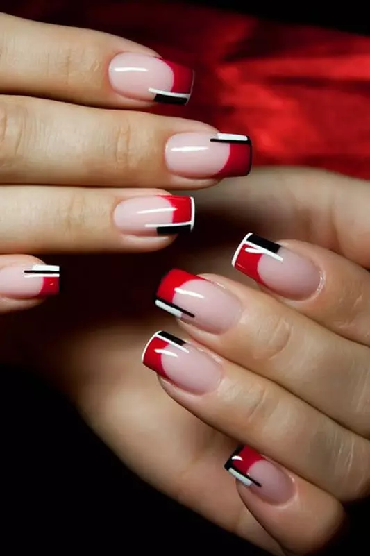 Red Franch on Nails (57 fotos): Deseño de manicura francesa con verniz negro e strass para uñas afiadas e cadradas 24405_21