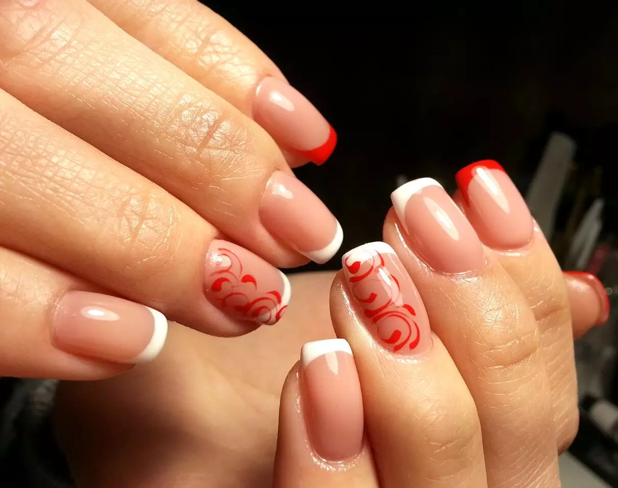 Red Franch en clavos (57 fotos): Diseño de manicura francesa con barniz negro y diamantes de imitación para uñas afiladas y cuadradas 24405_24