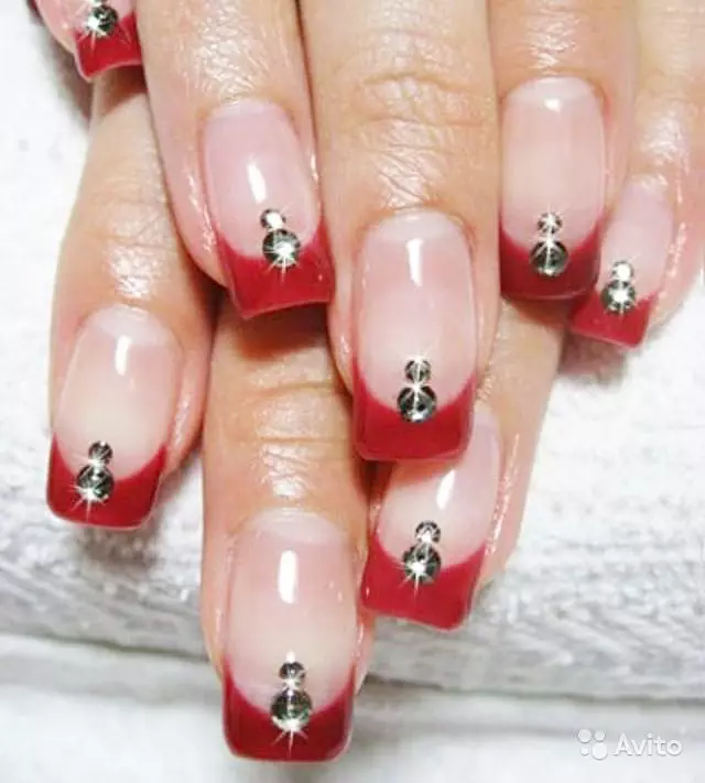 손톱에 붉은 프랜치 (57 사진) : 샤프와 스퀘어 손톱을위한 검은 색 바니시와 모조 다이아몬드가있는 프랑스 매니큐어 디자인 24405_34