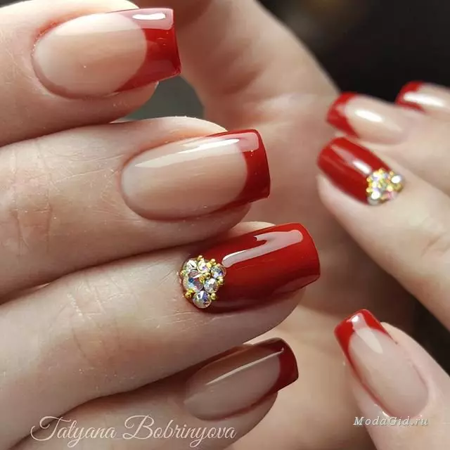 I-Red Franch On Nails (Izithombe ezingama-57): Idizayini ye-French Manicure ene-varnish emnyama nama-rhinestones ukuthola izinzipho ezibukhali nezikwele 24405_35