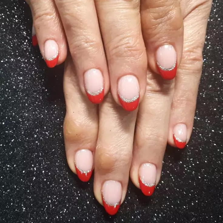 Red Franch on Nails (57 fotos): Deseño de manicura francesa con verniz negro e strass para uñas afiadas e cadradas 24405_41