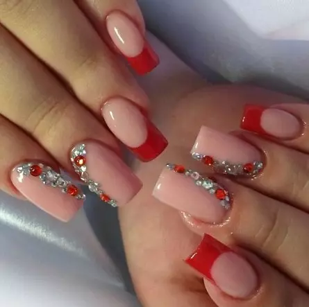 Franch vermelho em unhas (57 fotos): design de manicure francesa com verniz preto e strass para unhas afiadas e quadradas 24405_43