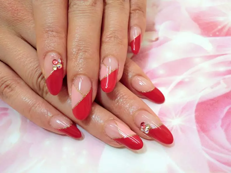 Franch Beureum dina Kuku (57 Poto): Desain manicure Perancis nganggo varnish sareng radang seukeut sareng alun-alun 24405_44