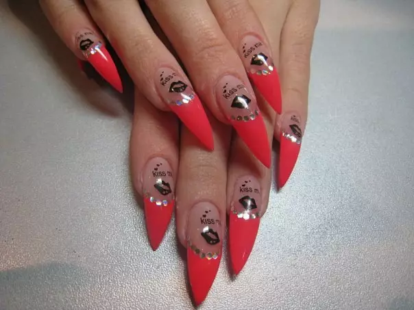 I-franch ebomvu kwizipikili (iifoto ezingama-57): Uyilo lwe-Franch Manicure nge-varnish emnyama kunye ne-rhinestones ze-varne kunye nezikhonkwane 24405_48