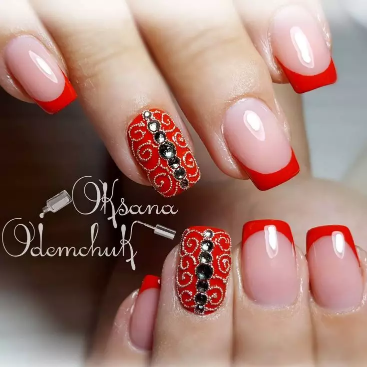 Franch vermelho em unhas (57 fotos): design de manicure francesa com verniz preto e strass para unhas afiadas e quadradas 24405_6