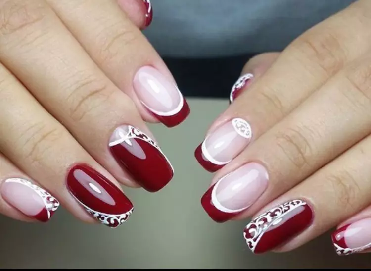 Franch vermelho em unhas (57 fotos): design de manicure francesa com verniz preto e strass para unhas afiadas e quadradas 24405_7