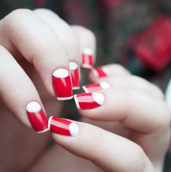 Red Moon Manicure (51 gambar): Reka bentuk kuku merah dengan paru-paru putih dan rhinestones 24406_12