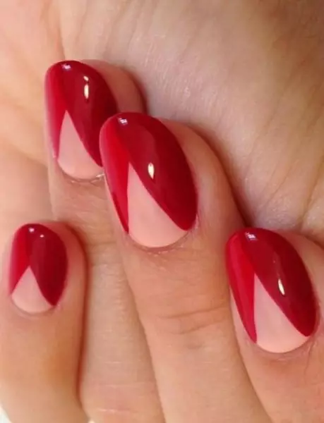 Red Moon Manicure (51 gambar): Reka bentuk kuku merah dengan paru-paru putih dan rhinestones 24406_15